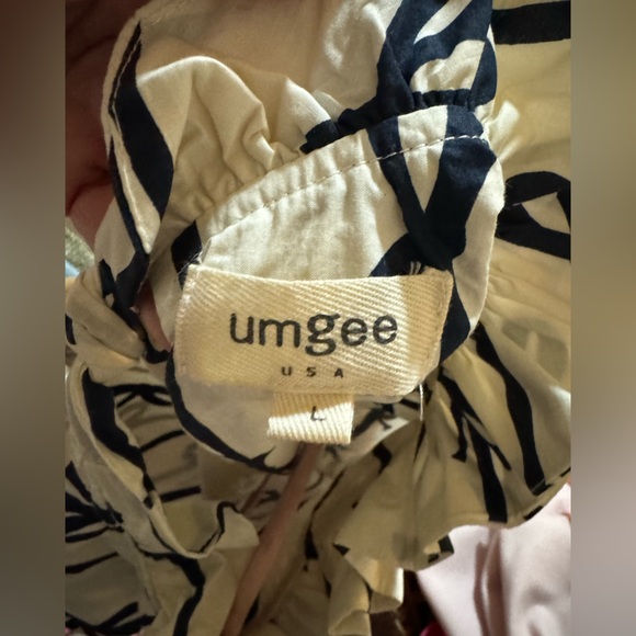 Umgee Cream and Navy Bow Pattern Top - Picture 3 of 3